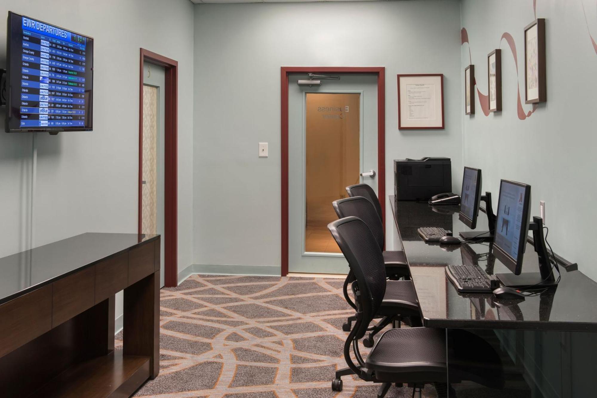Liberty International Airport Marriott Hotel 3*