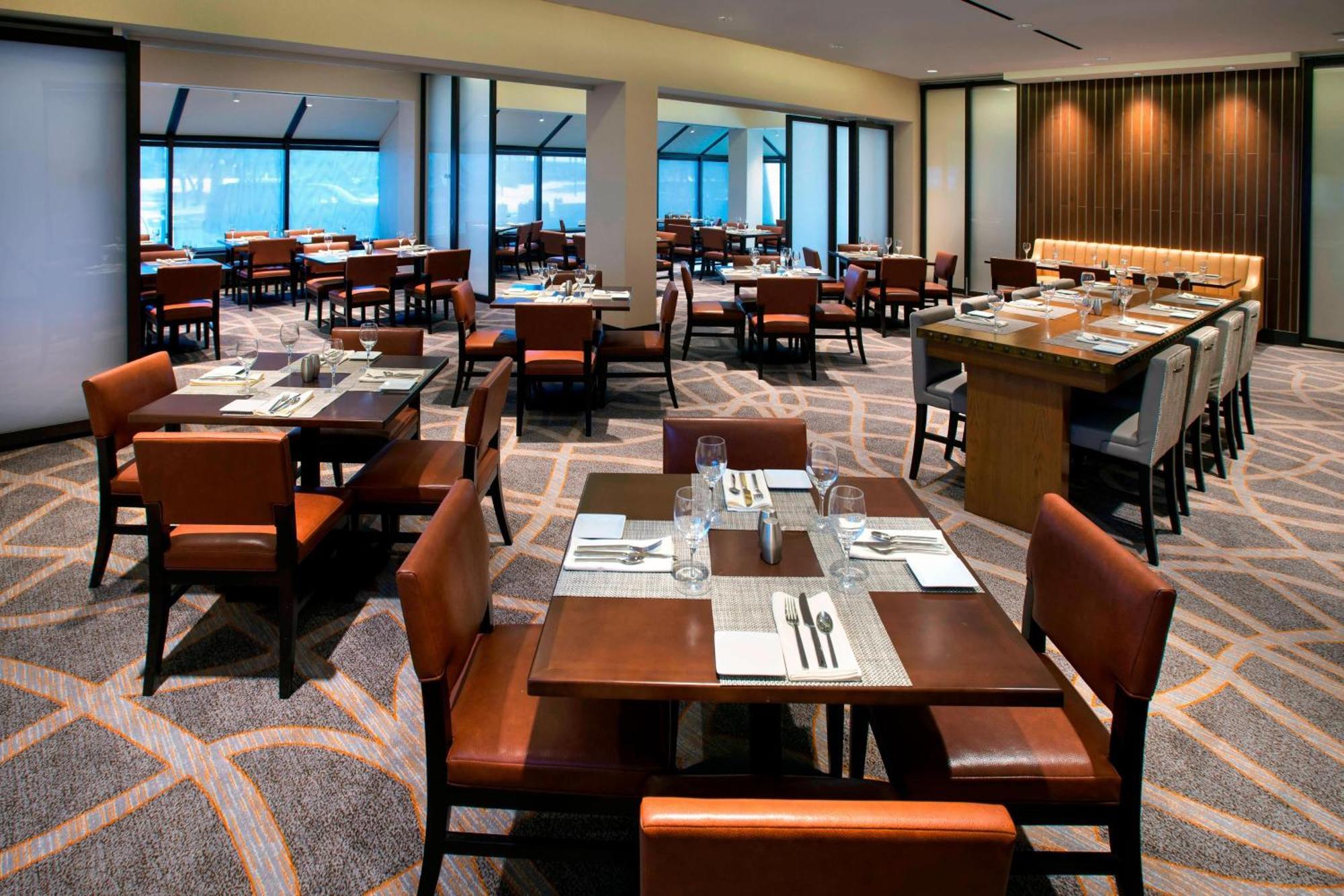 Liberty International Airport Marriott 3*