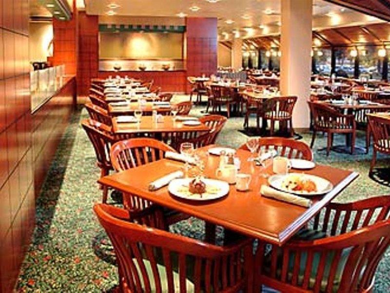 Liberty International Airport Marriott Hotel 3*