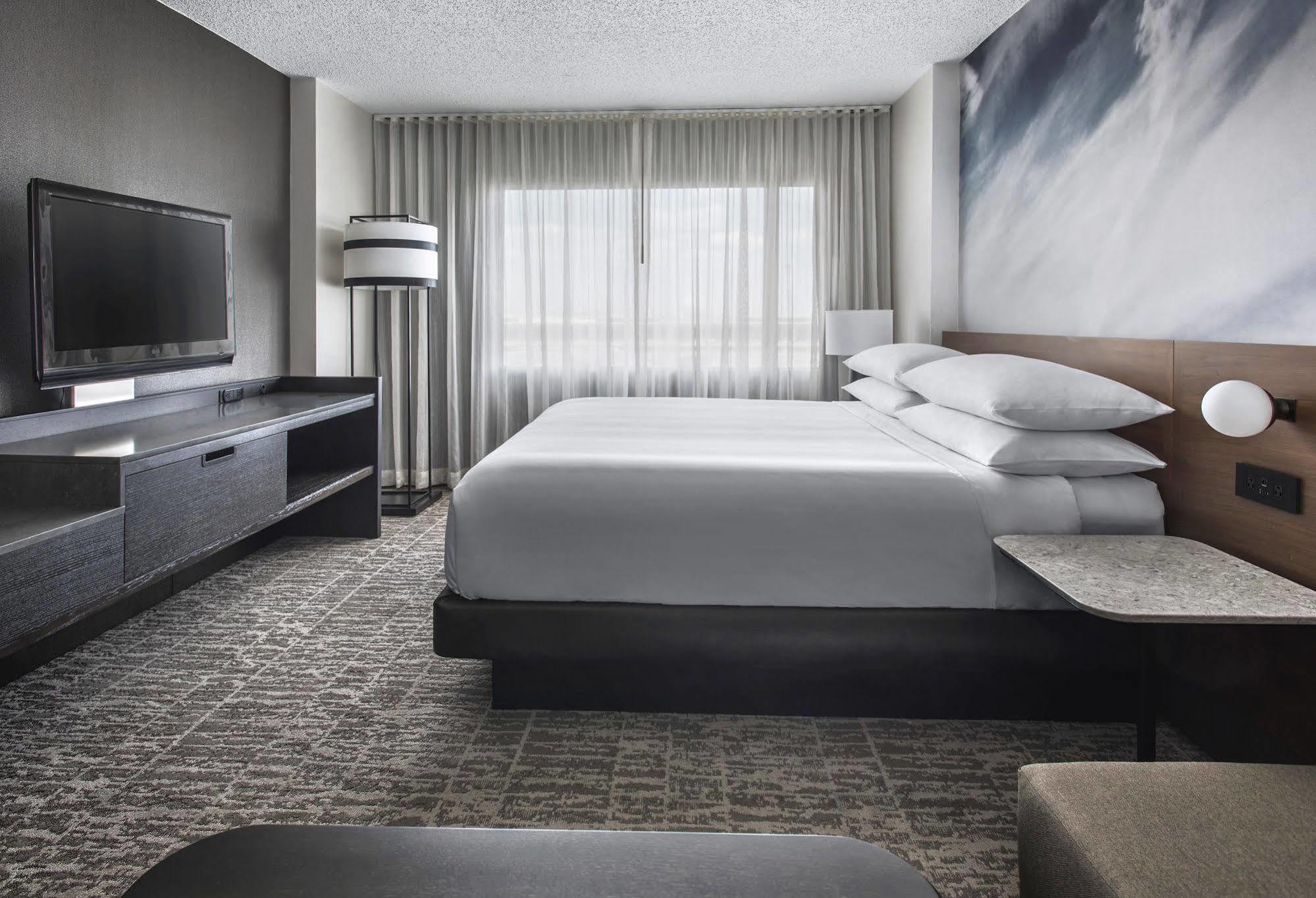 Liberty International Airport Marriott 3*